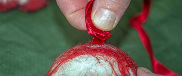 Kerstballen van wol maken ? Ja, dat kan!